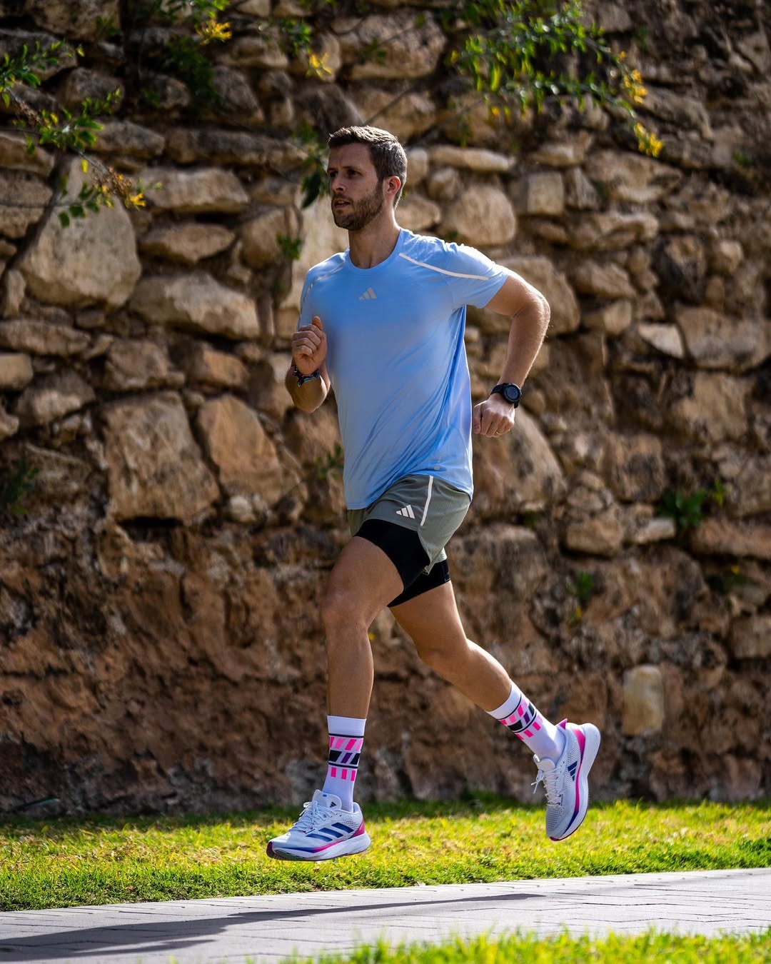 Isaac corriendo perfil